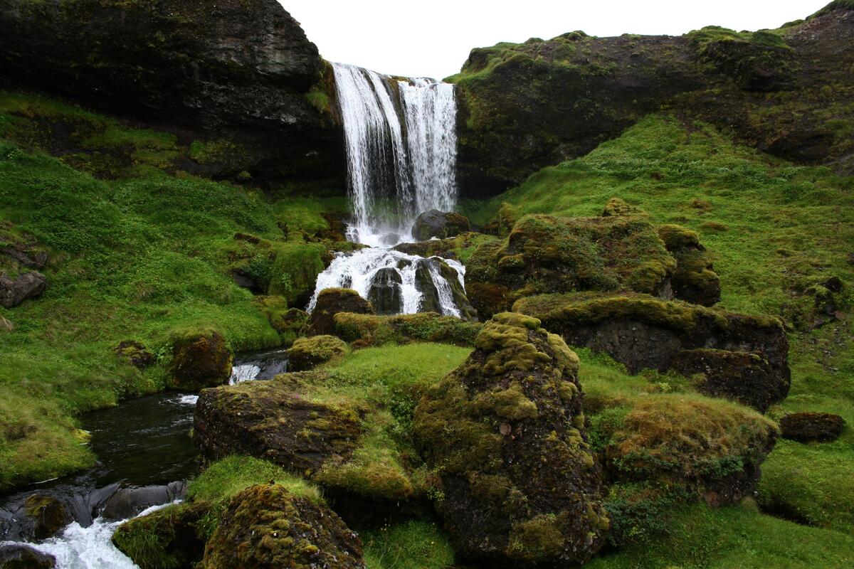 Водопад с обрыва в Исландии
