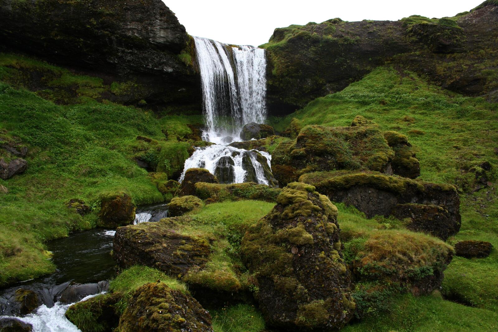 Бесплатное фото Водопад с обрыва в Исландии