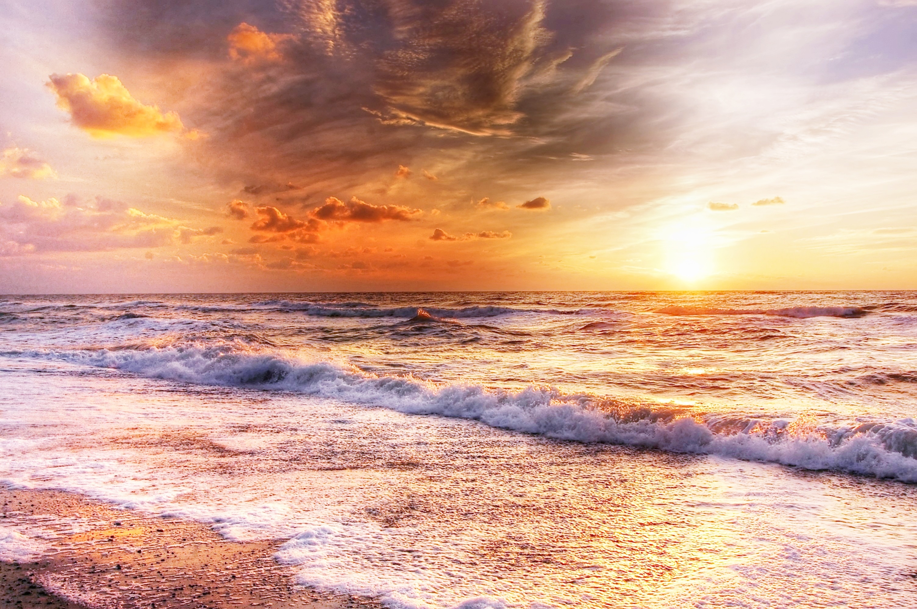 Бесплатное фото Море с небольшими волнами на закате