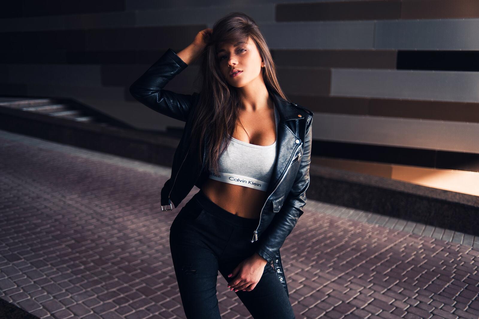 Free photo Beautiful brunette in sports bra and leather jacket