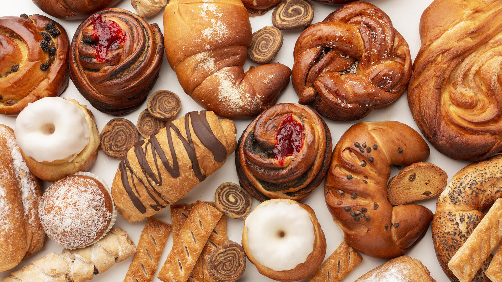 Free photo Choosing delicious baked goods