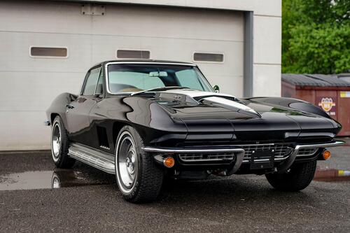 1967 年黑色雪佛兰 Corvette。