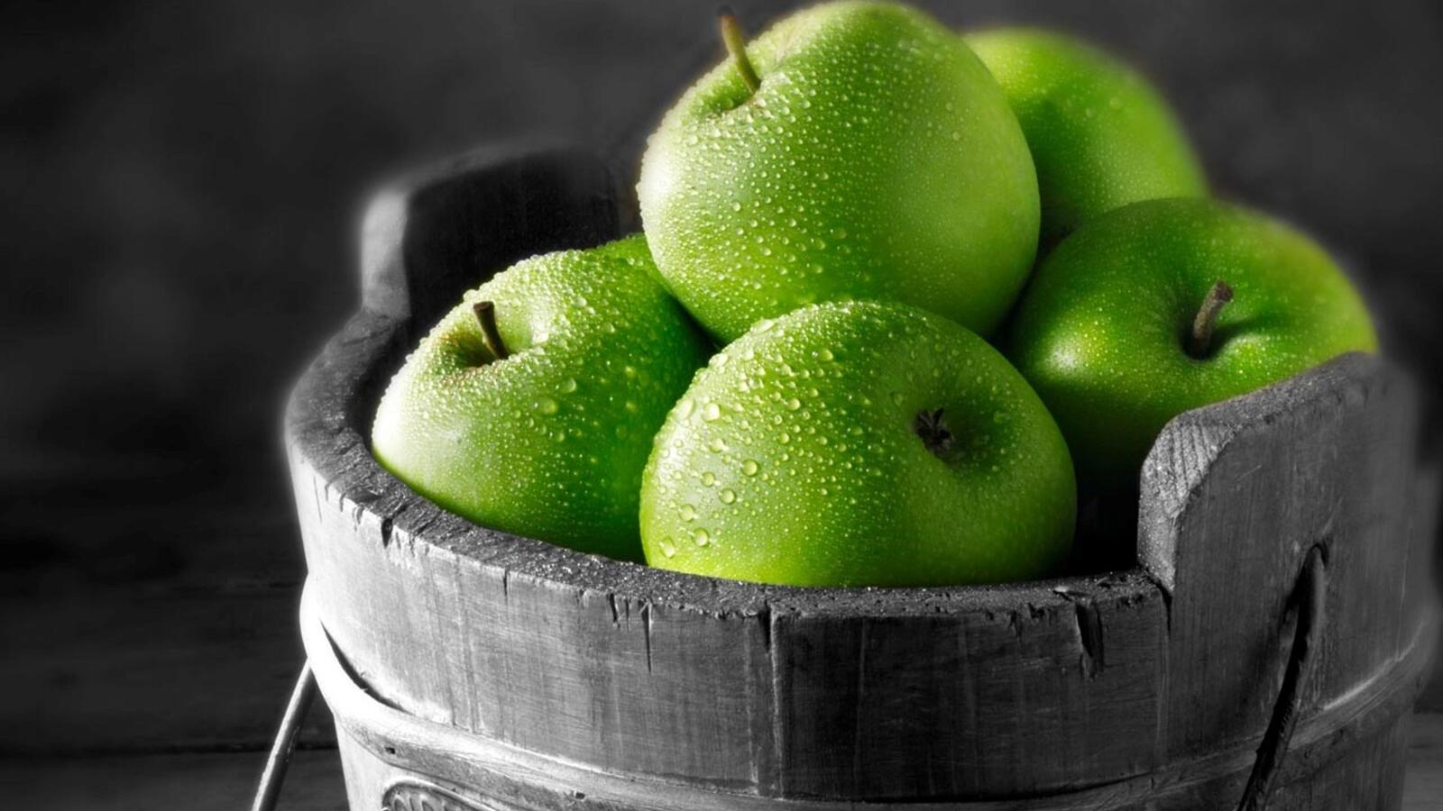 Free photo Green apples with dewdrops.