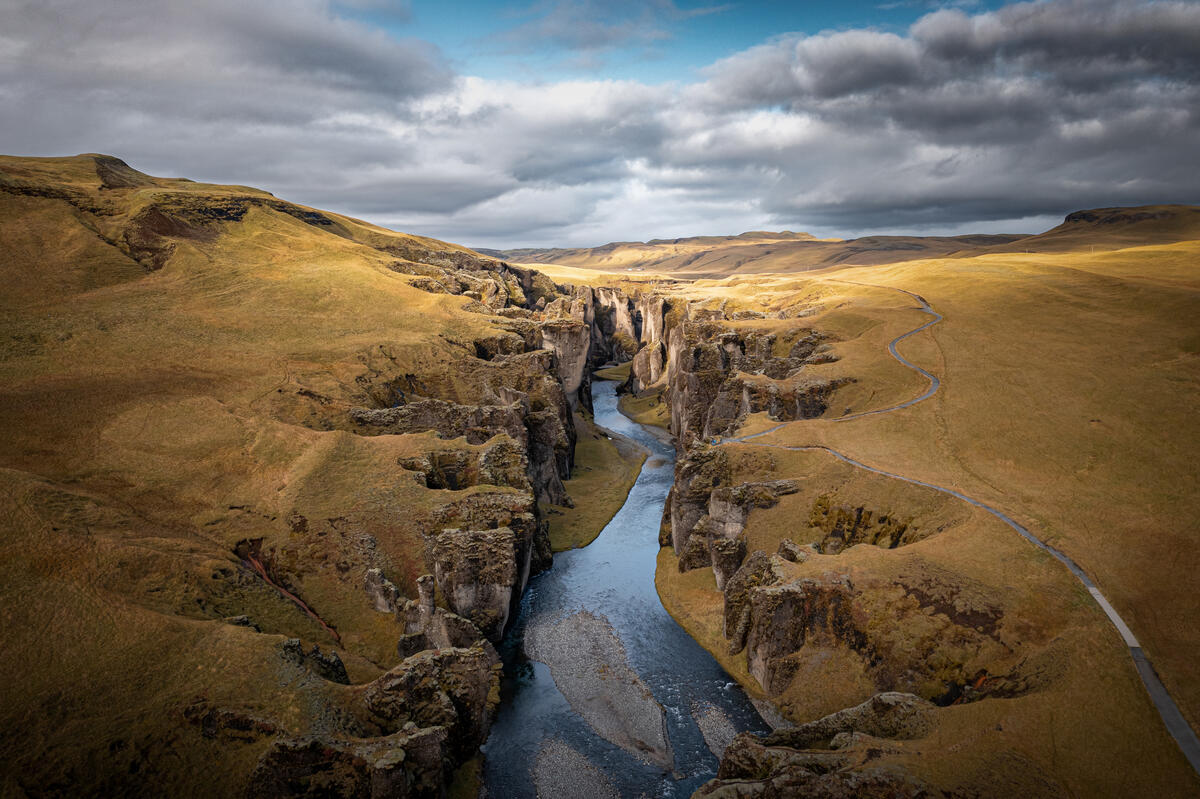 Ущелье с рекой среди скал в Исландии