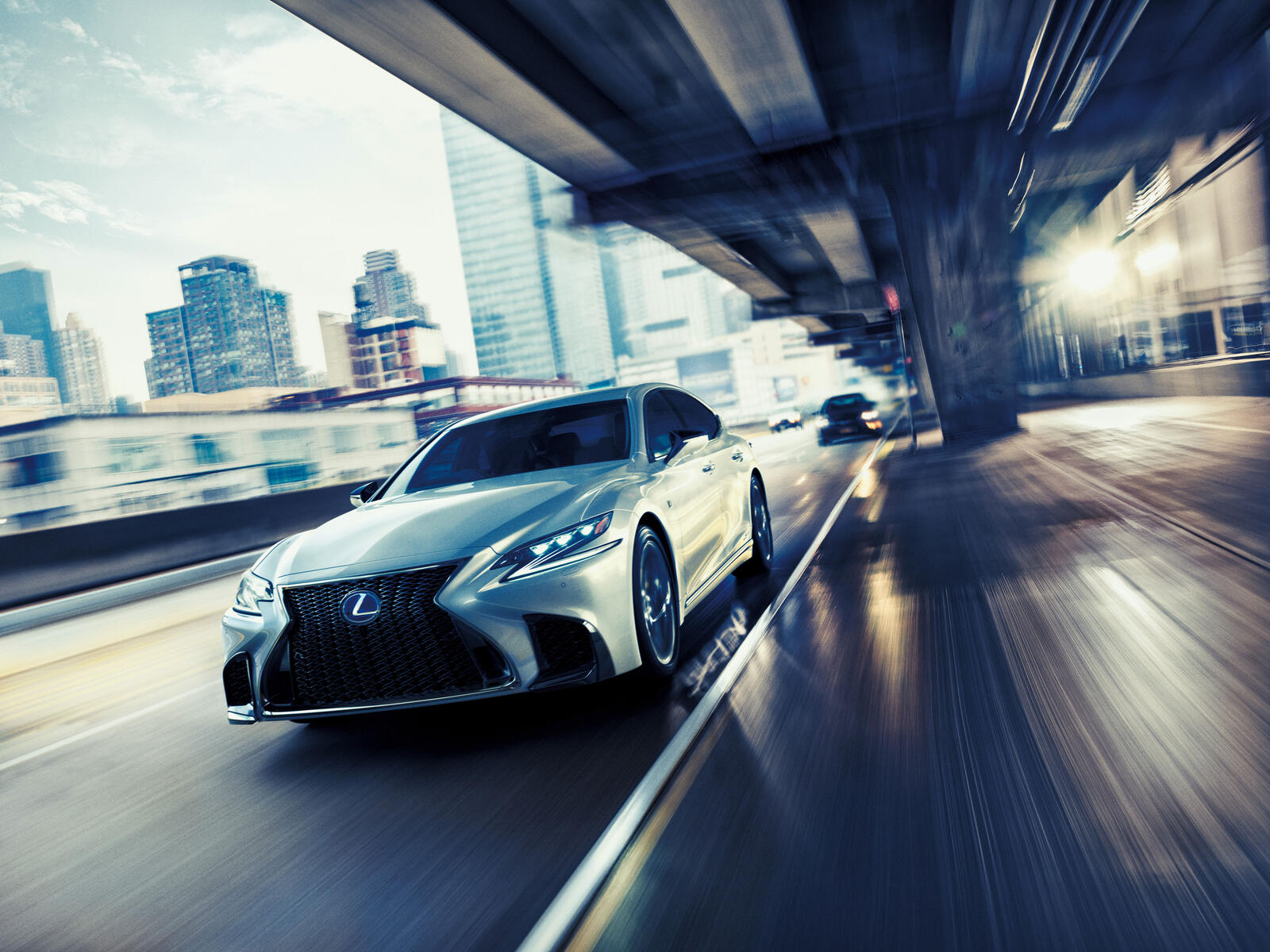 Бесплатное фото Lexus едет на высокой скорости