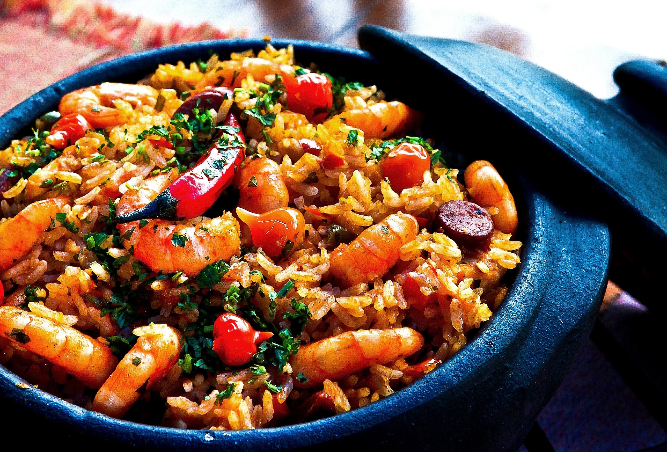 Free photo Pilaf with shrimp cooked in a cauldron