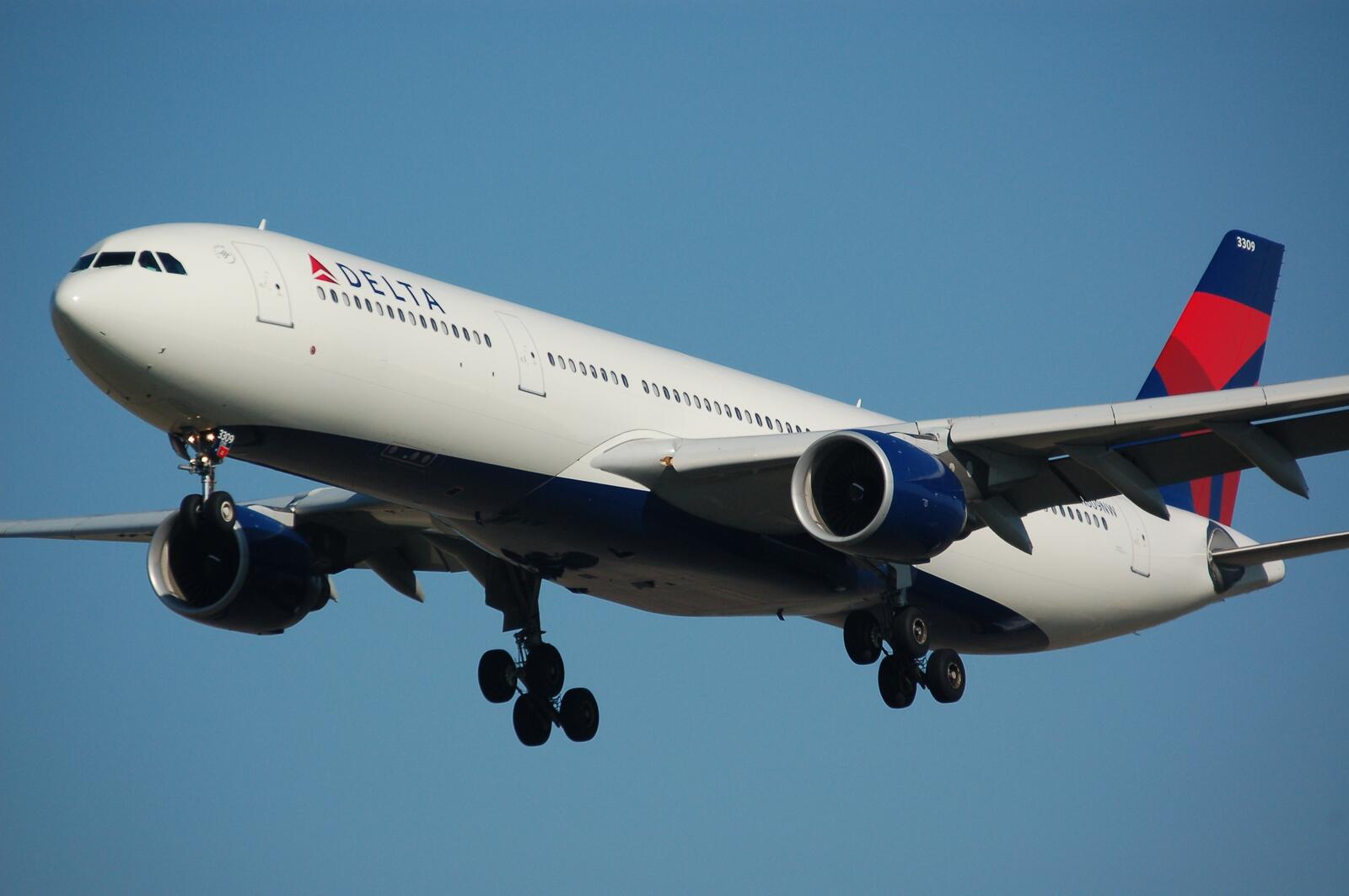 Free photo Boeing Delta flying into the sky