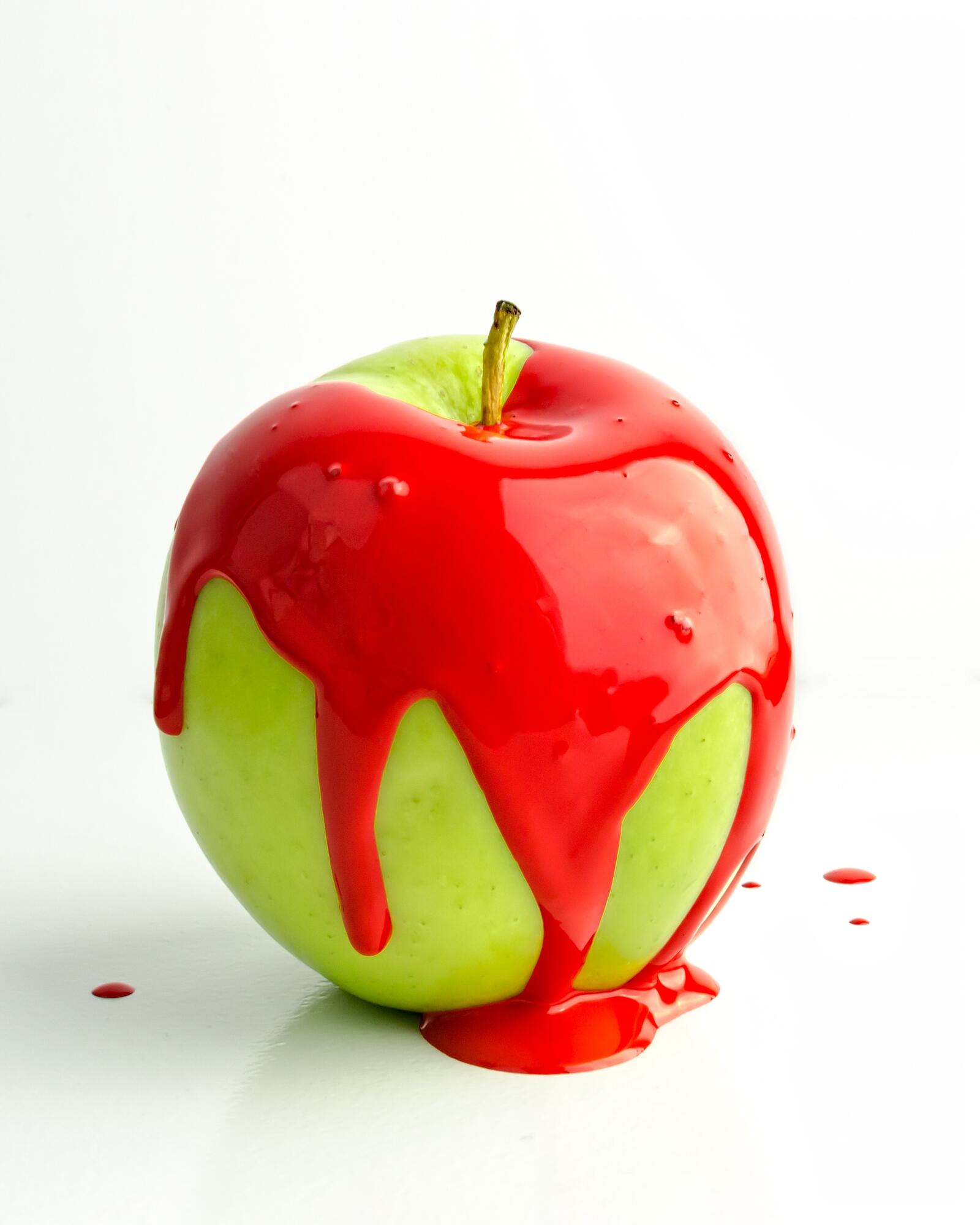 Free photo Green apple covered with red glaze
