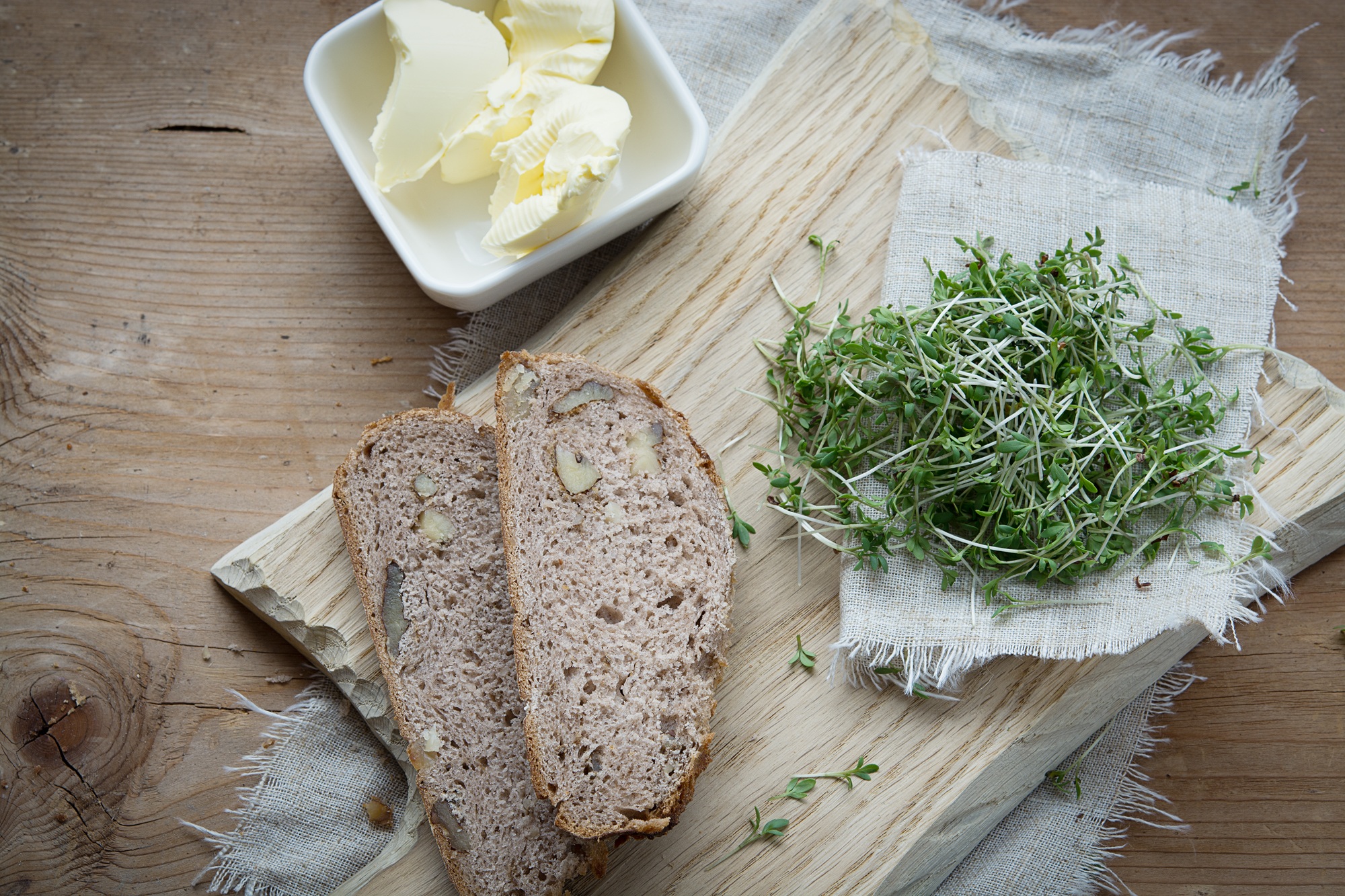 Бесплатное фото Хлеб с маслом и зеленью