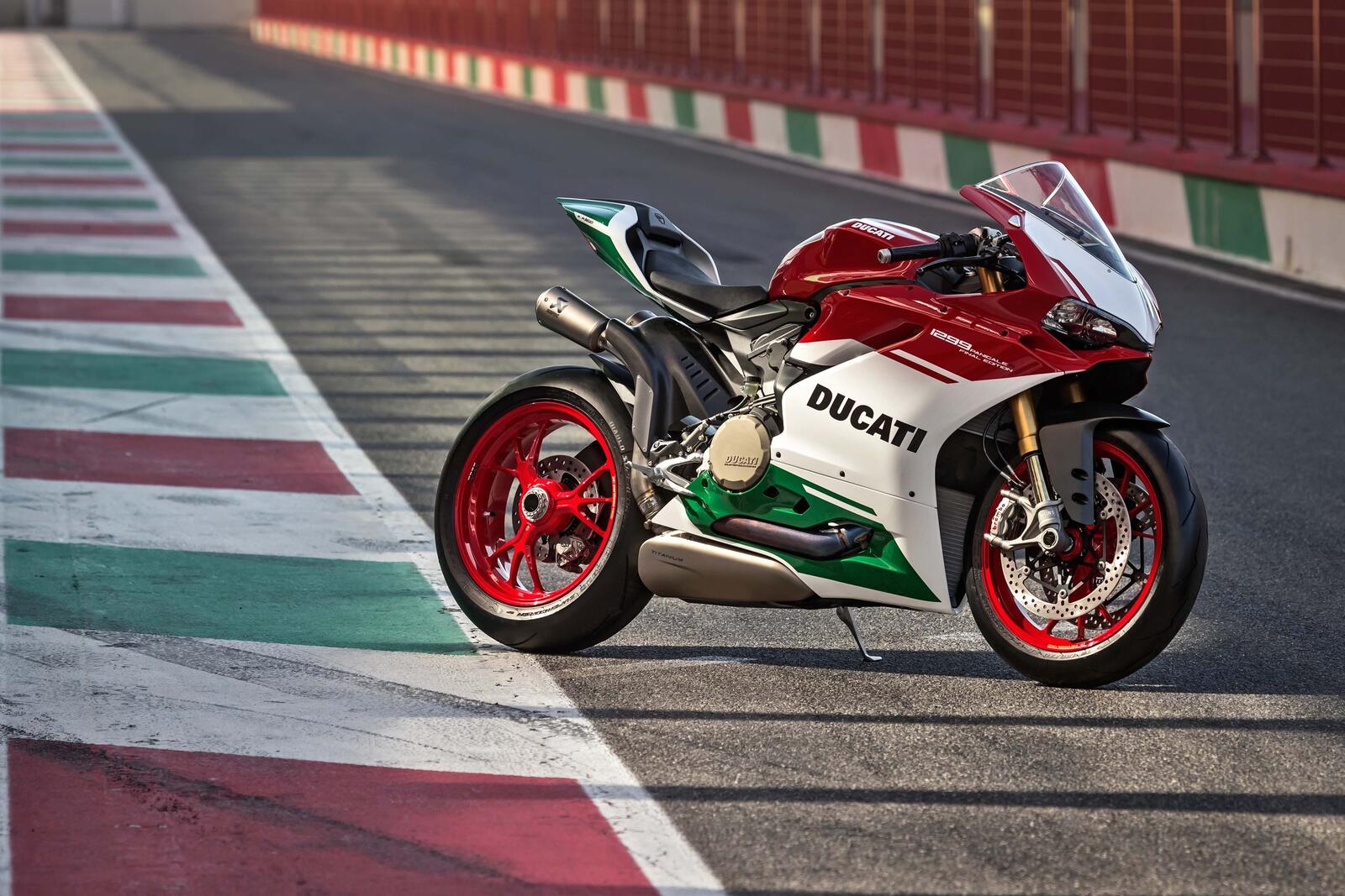 Free photo Wallpaper ducati 1299 panigale r final edition in red and white
