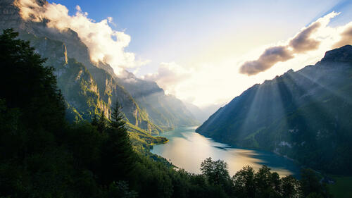 瑞士山区美丽的夏日晴天