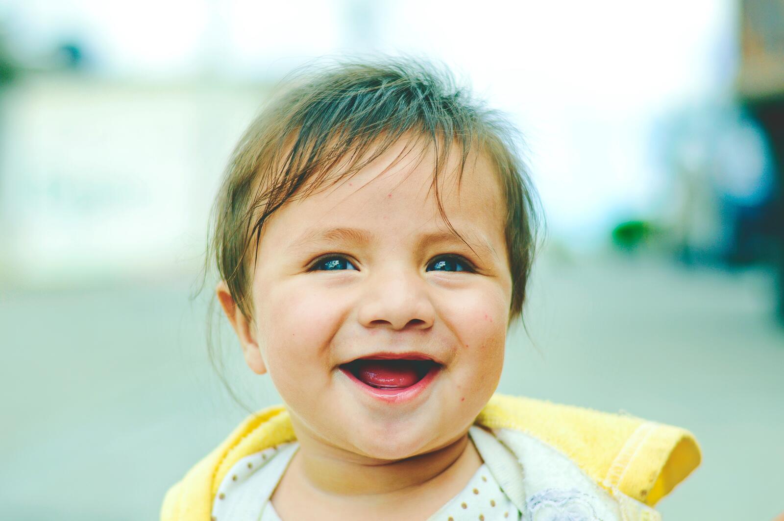 Бесплатное фото Малышка улыбается