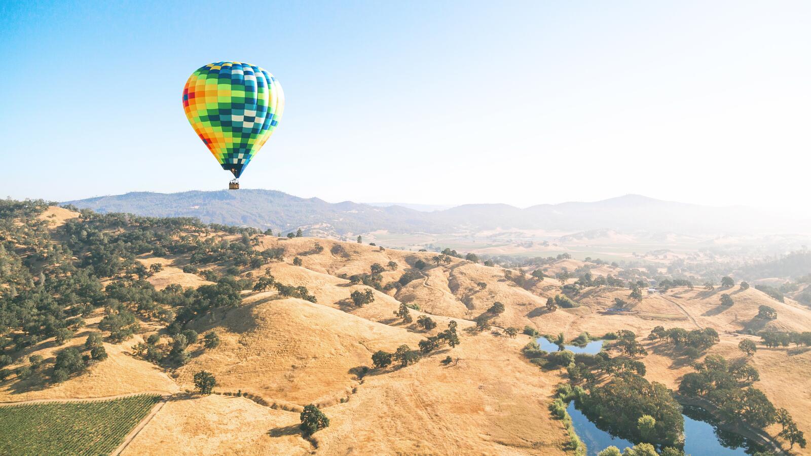 Бесплатное фото Воздушный шар летит над песочными холмами