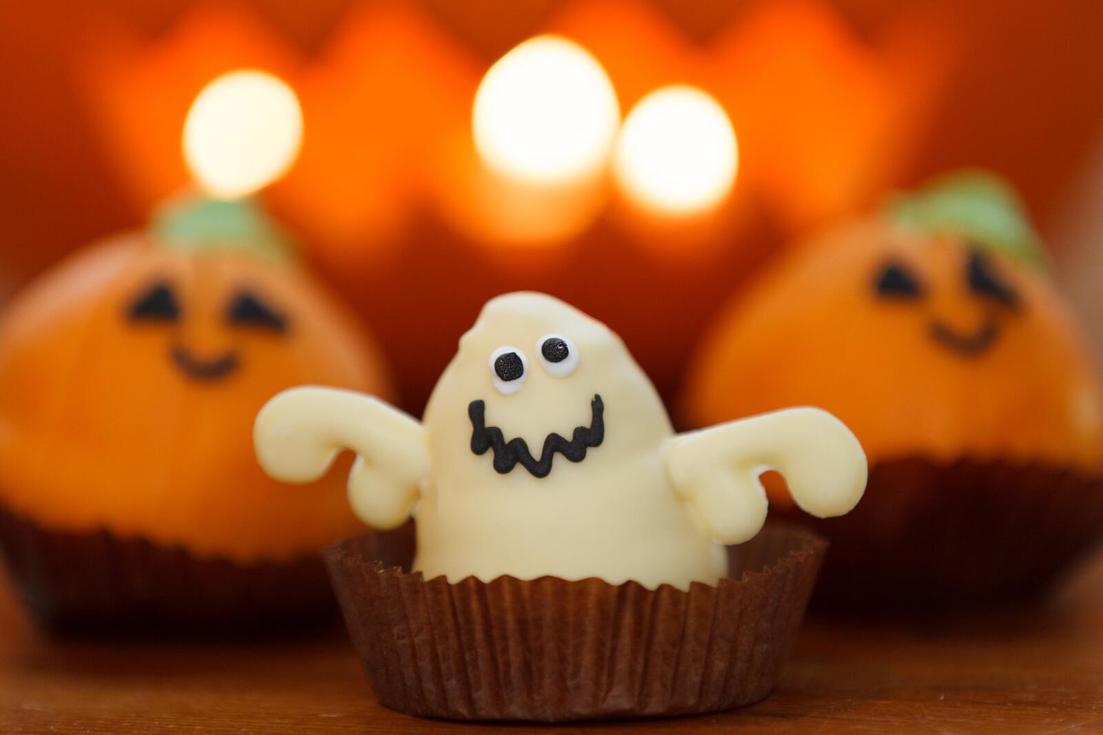 Бесплатное фото Обои с хэллоуинскими вкусными кексами