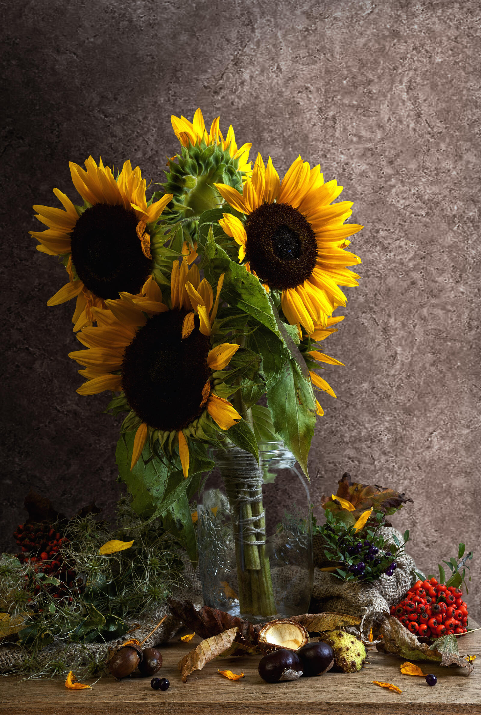 Бесплатное фото Цветы подсолнечников в прозрачной вазе