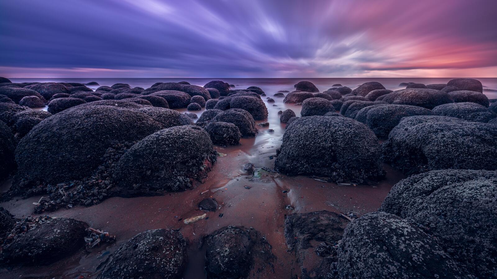 Бесплатное фото Камни интересной формы у берегов Англии