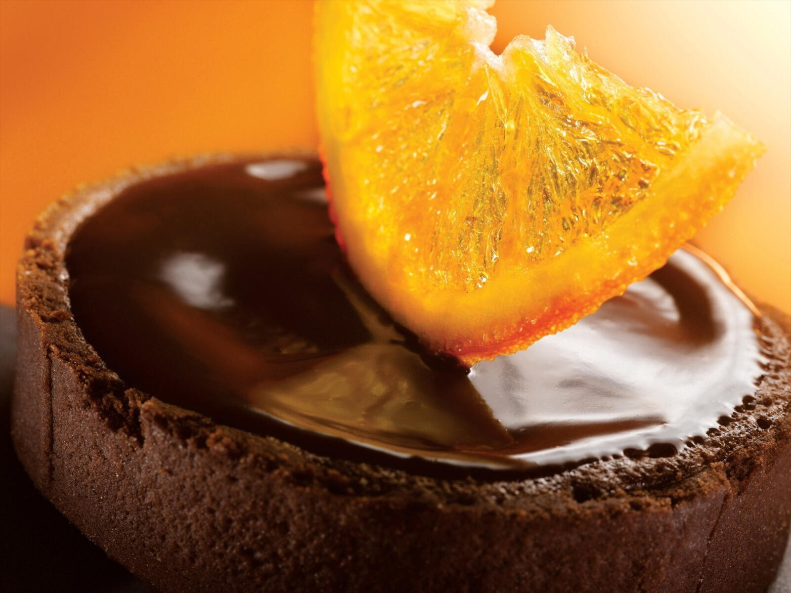 Бесплатное фото Шоколадный кекс с долькой апельсина