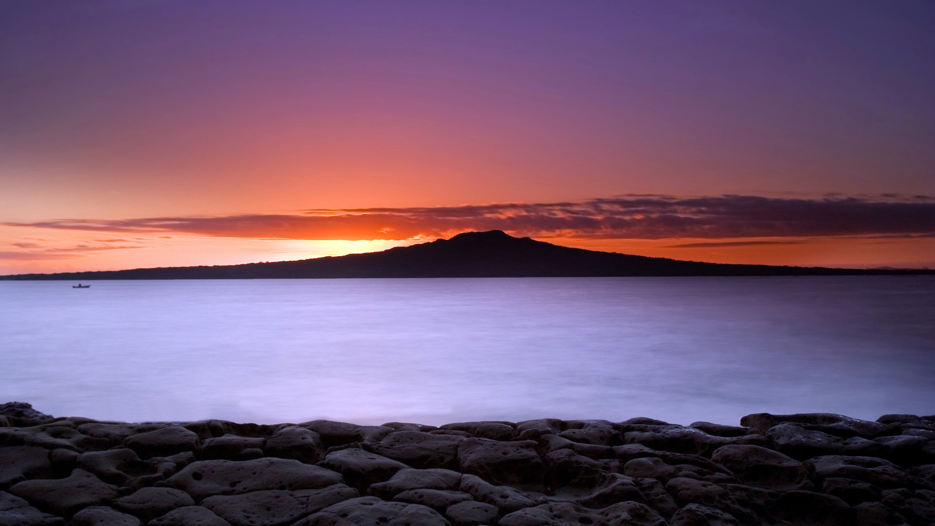 Бесплатное фото Вид с берега озера с видом на закат