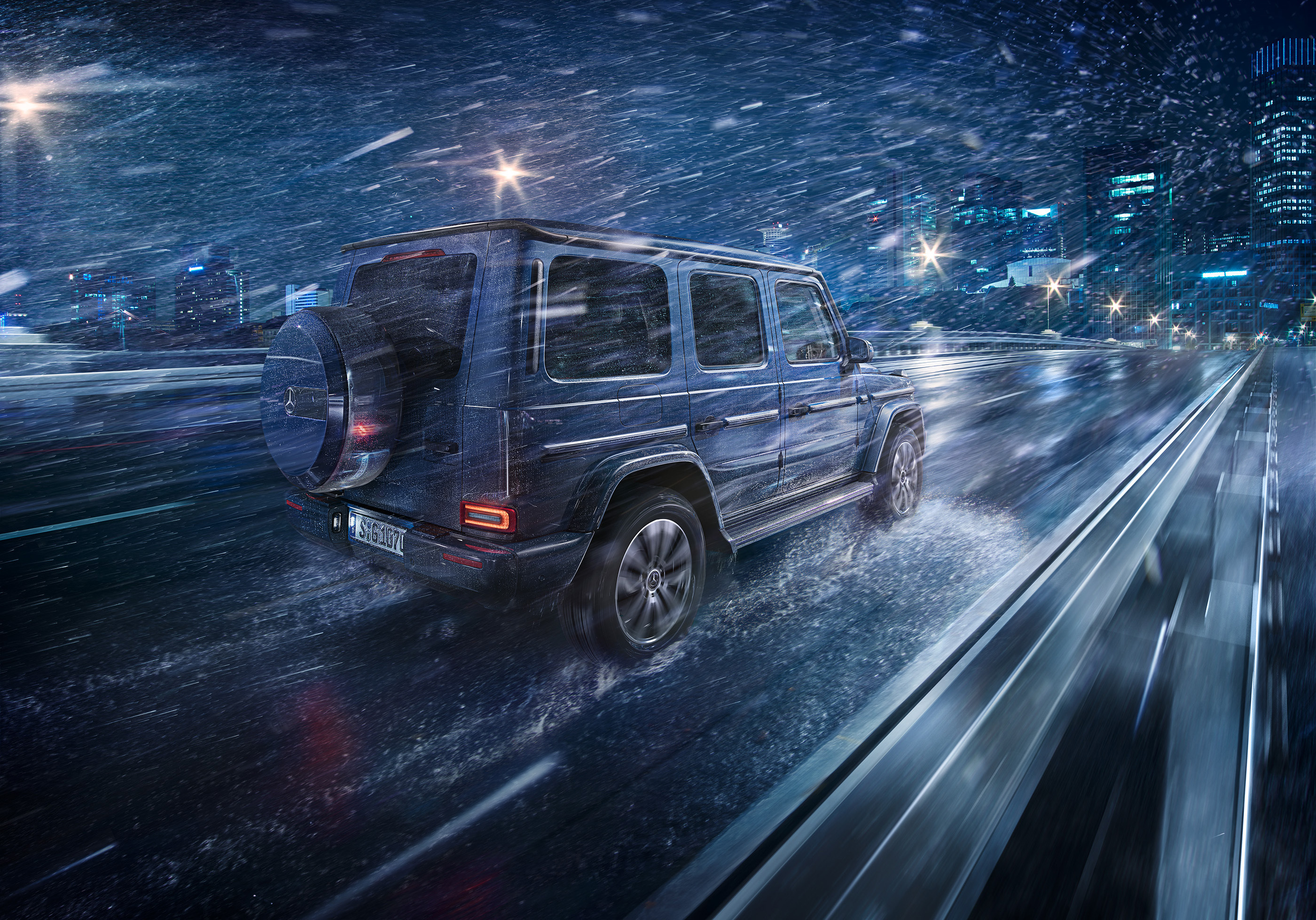 Mercedes-Benz G-класс едет ночью в дождливую погоду