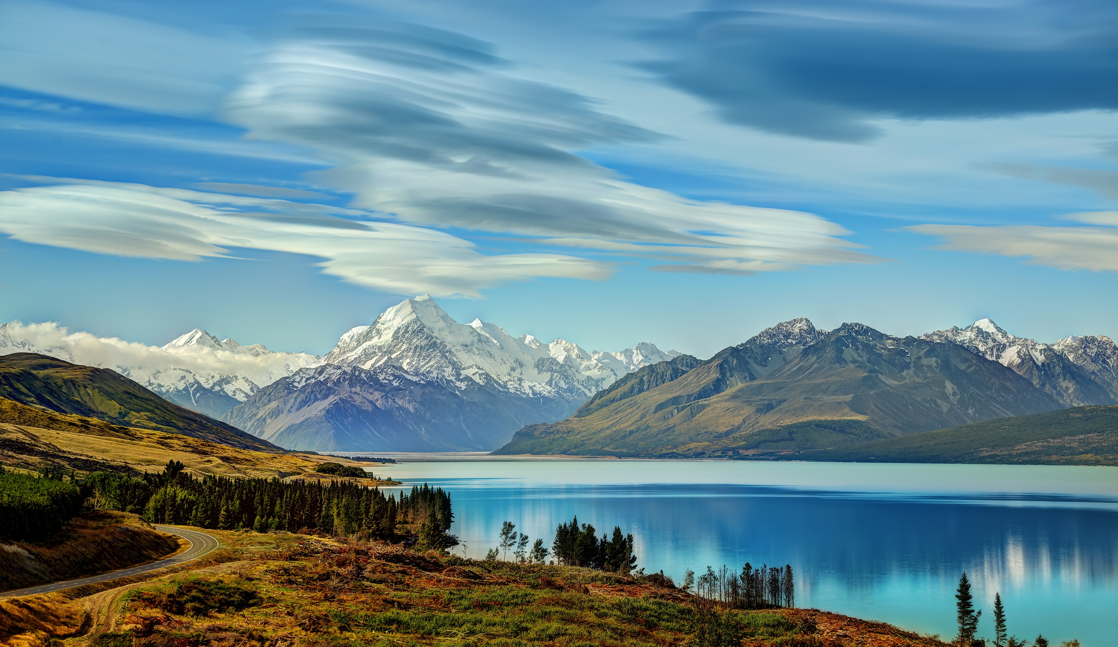 Красивый пейзаж с горами и рекой в Новой Зеландии