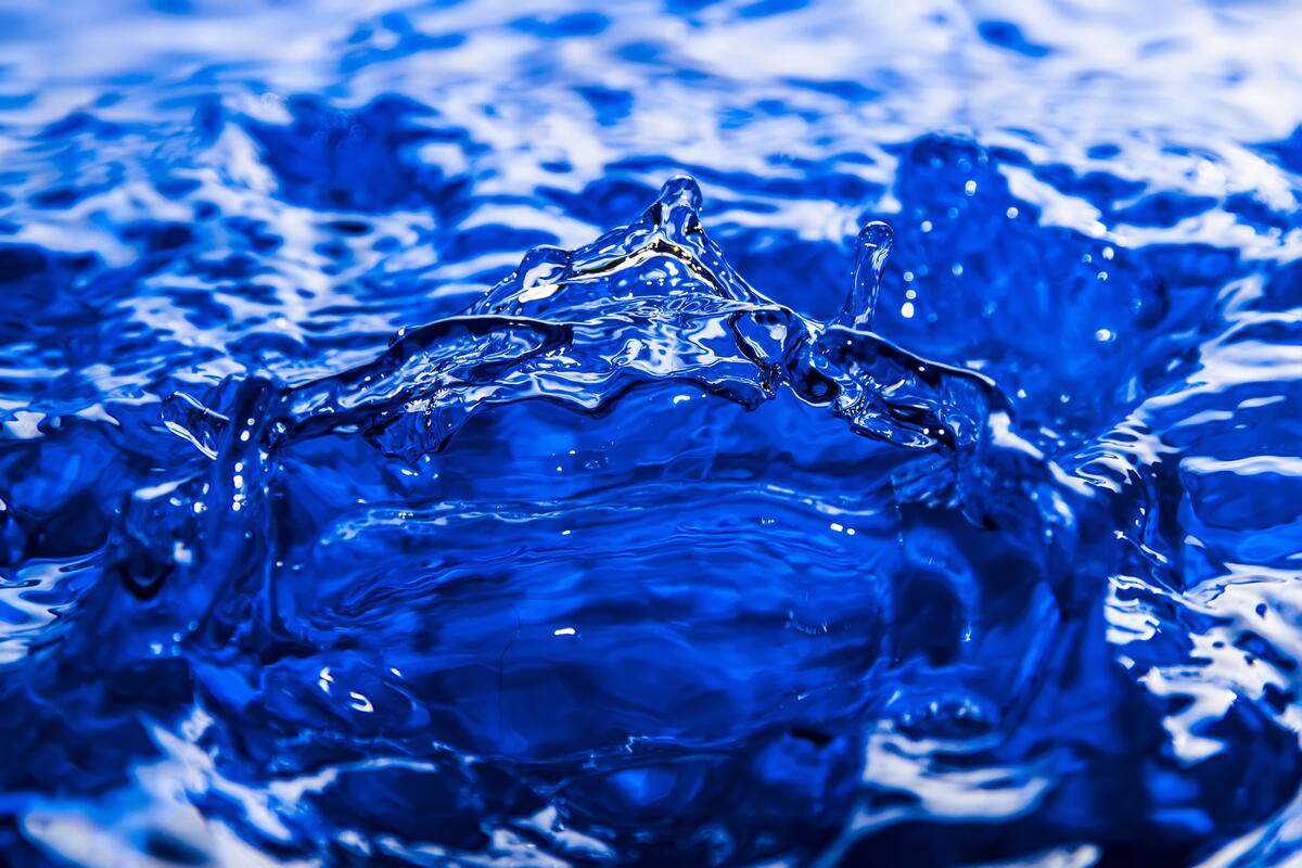 Всплеск синей воды