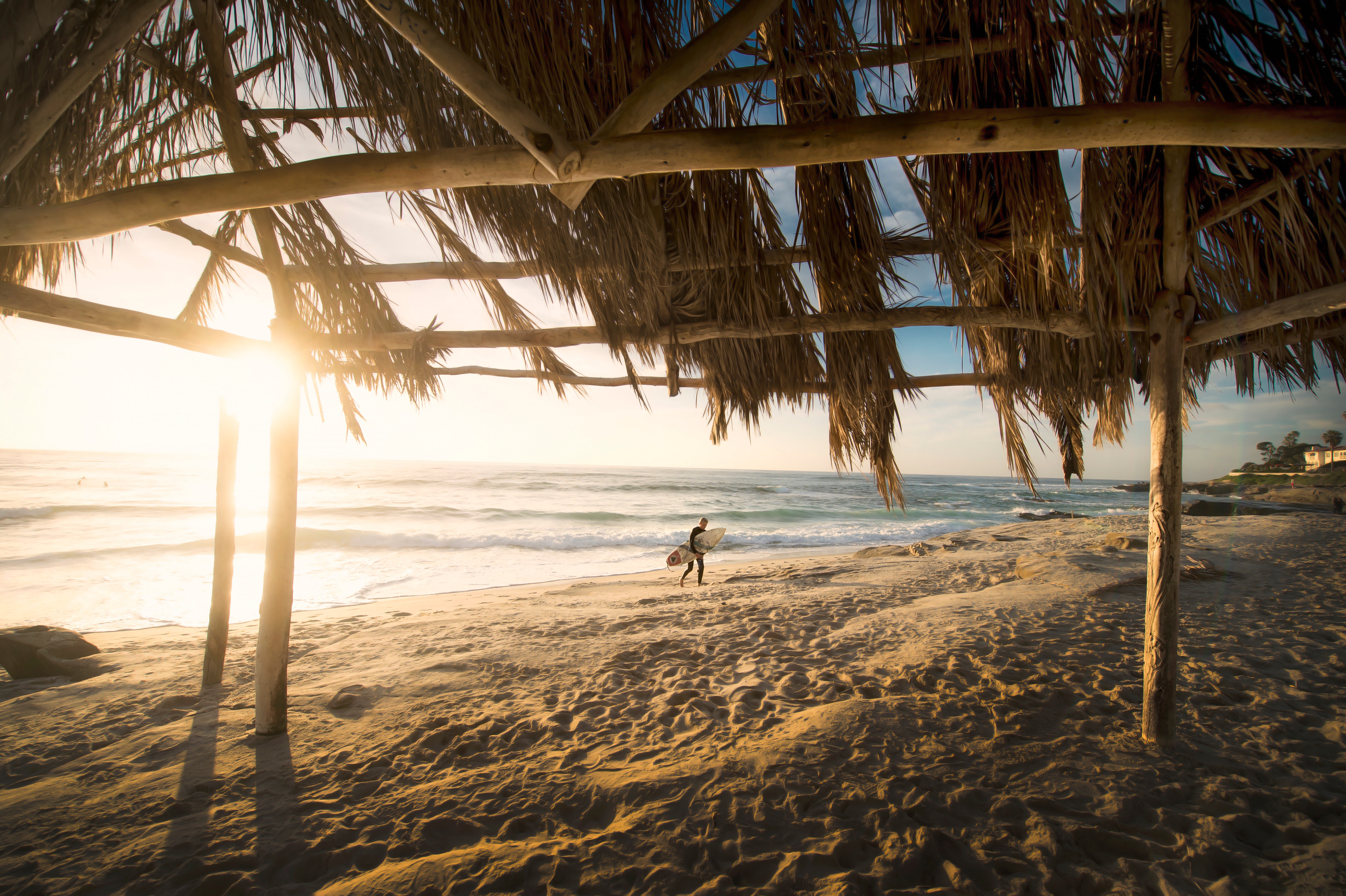 Бесплатное фото Шалашик на песочном пляже моря
