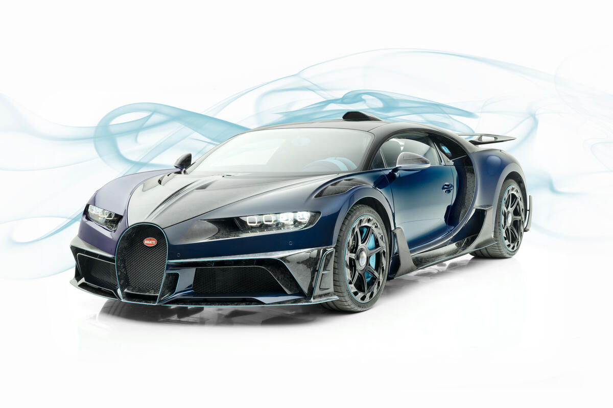Синяя Bugatti на белом фоне