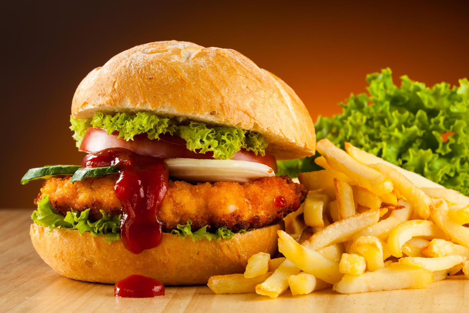 Бесплатное фото Гамбургер и картошка фри