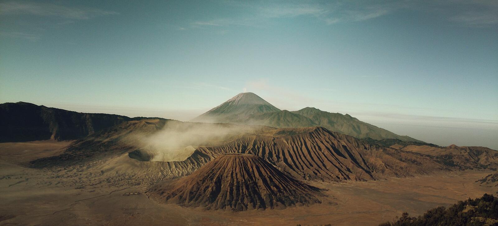 Бесплатное фото Экватор от метеорита рядом с вулканом