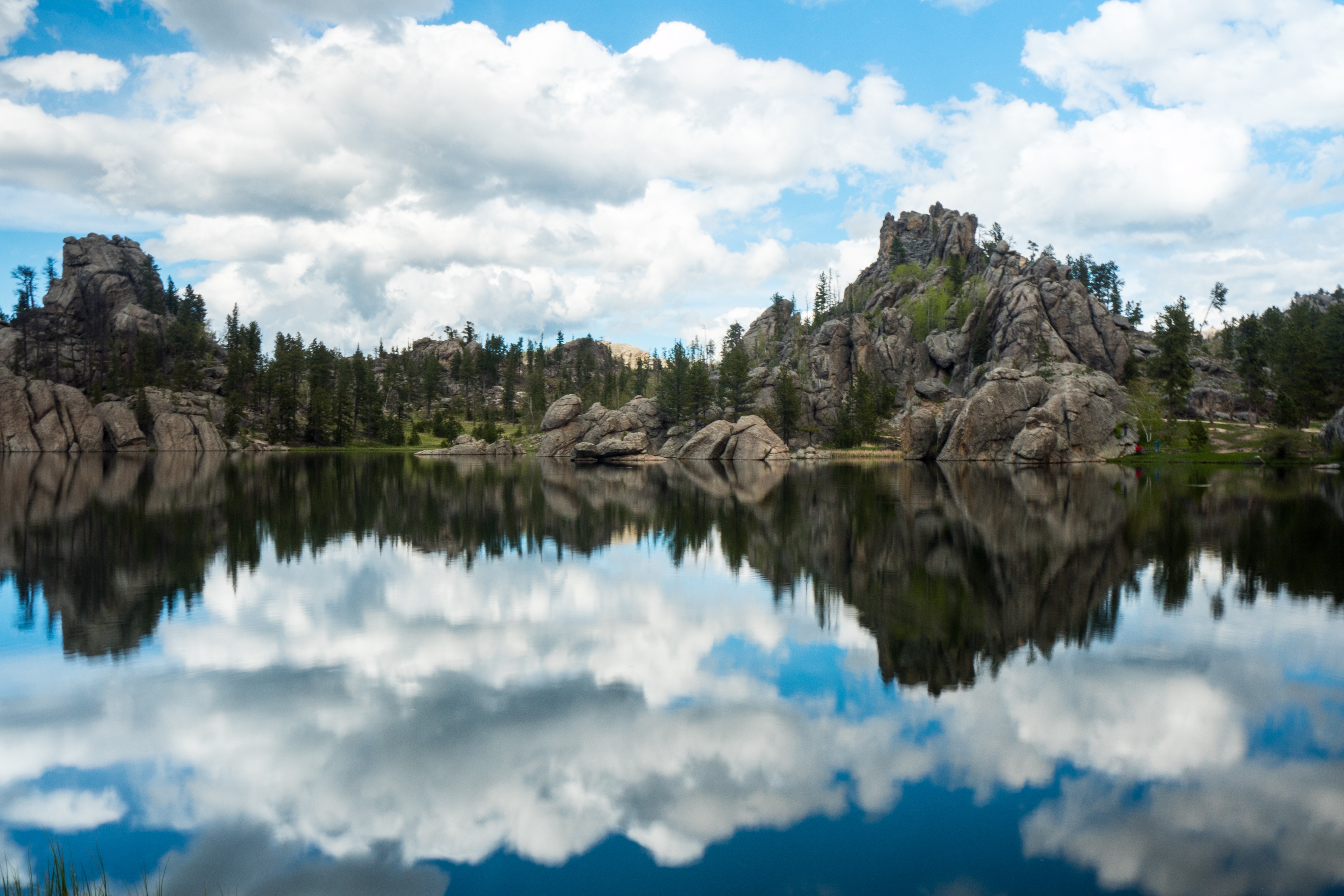 免费照片岩石区的湖面倒映着天空