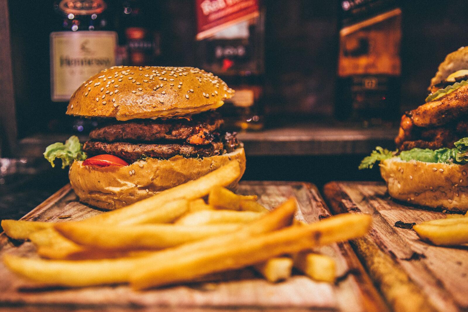 Бесплатное фото Гамбургер с двумя котлетами с картошкой фри