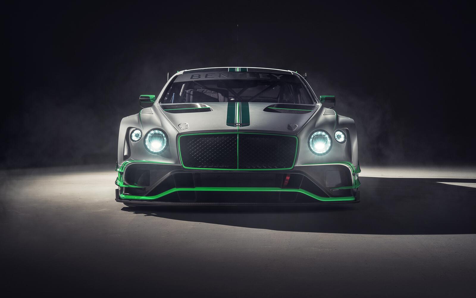 Free photo Gray bentley continental gt3 with green inserts