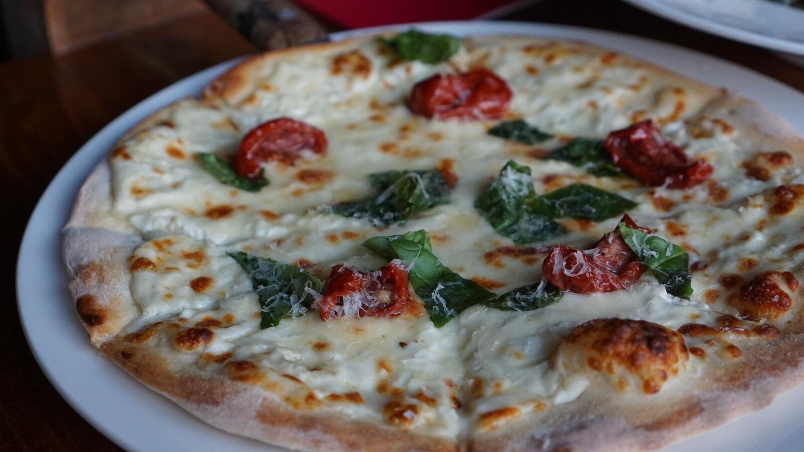 Бесплатное фото Вкусная сырная пицца с помидорами