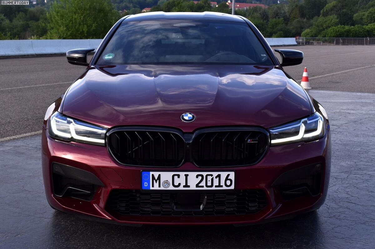 Bmw M5 F90 Competition in dark red