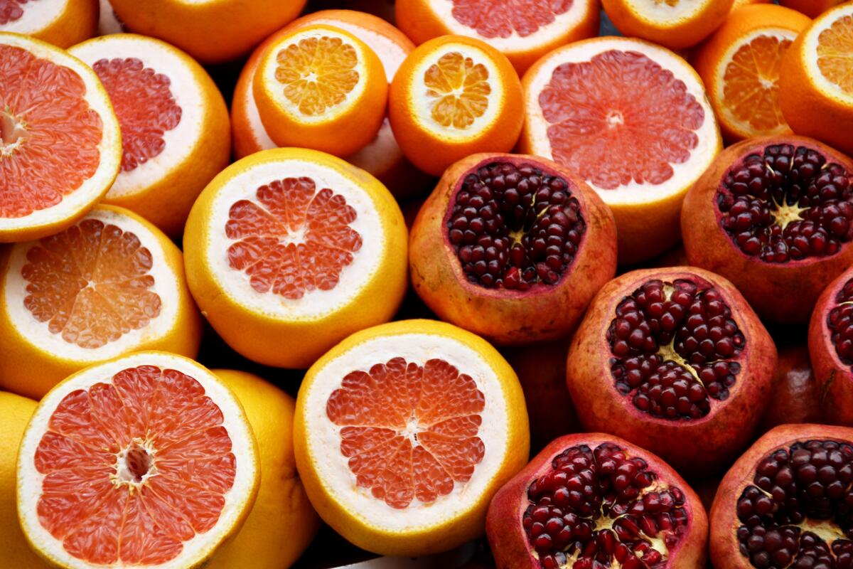 Цитрусовые фрукты в разрезе грейпфруты с гранат