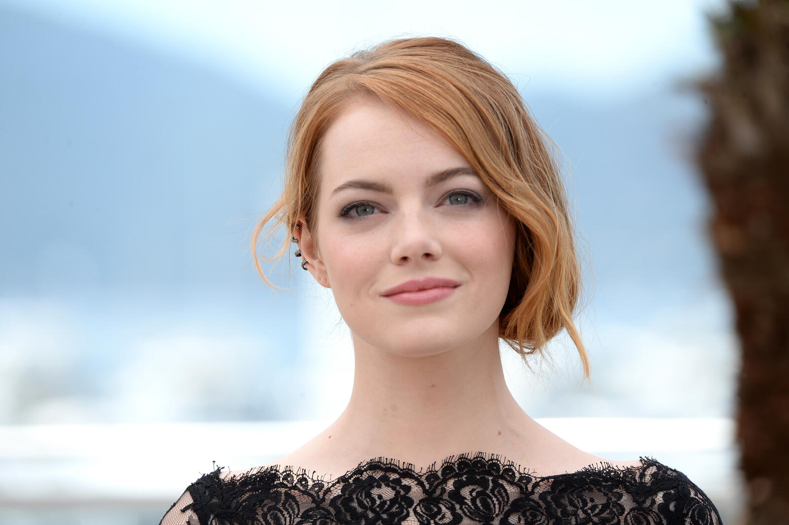 Free photo Portrait of Emma Stone with short hair