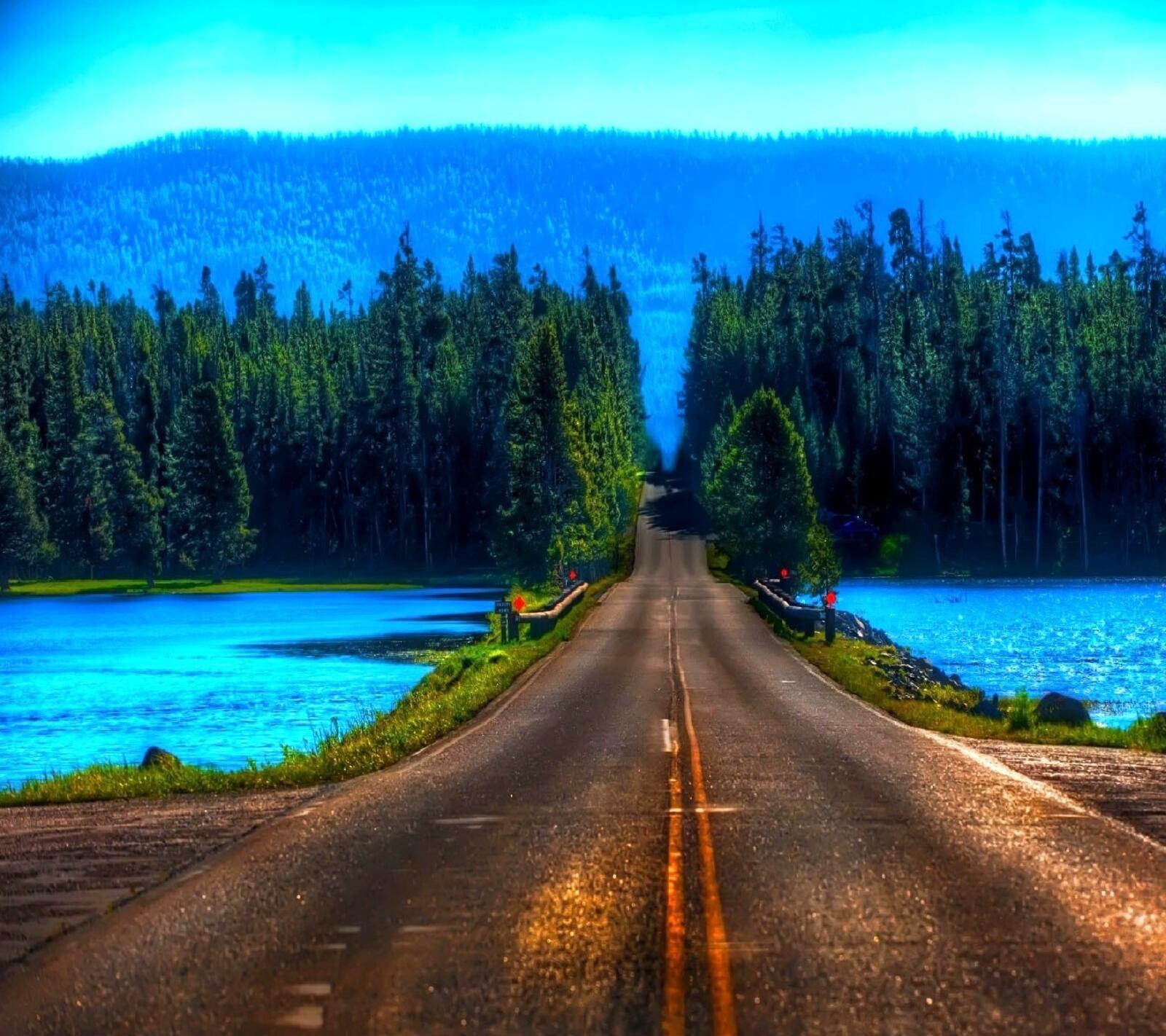 Free photo The road dividing blue lake