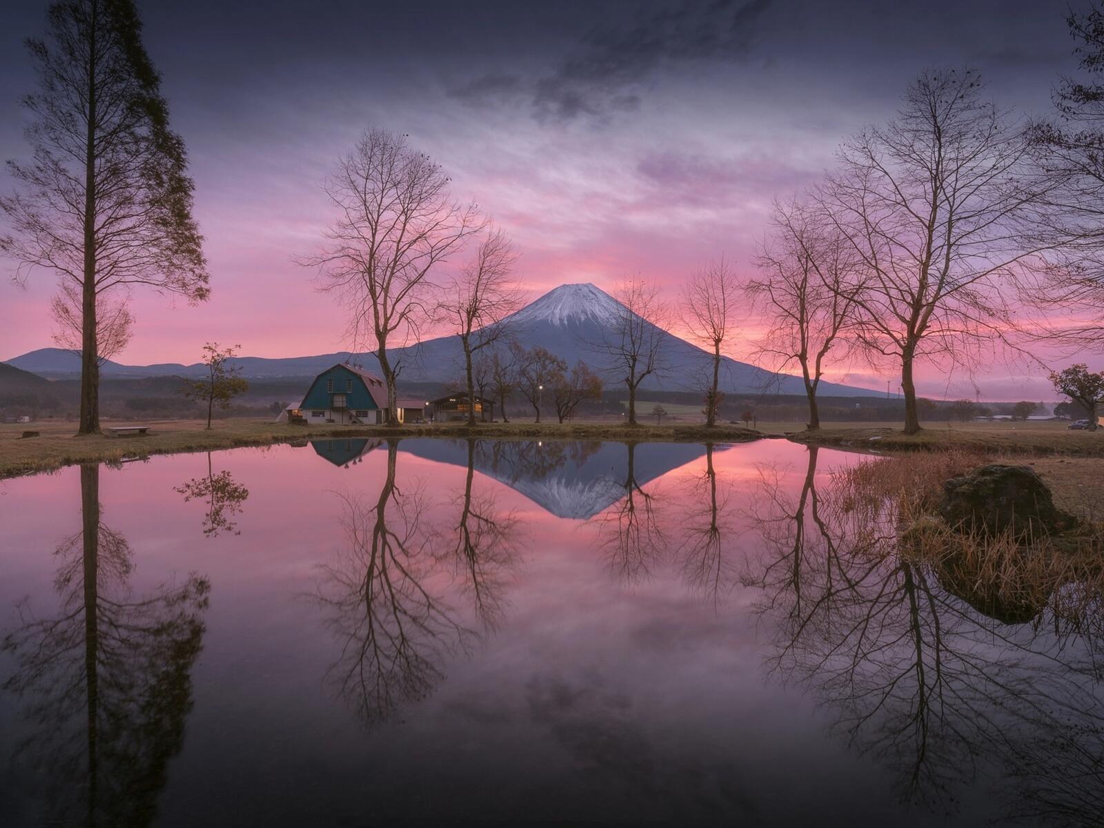 Бесплатное фото Домик с озером в Японии у вулкана Фудзи