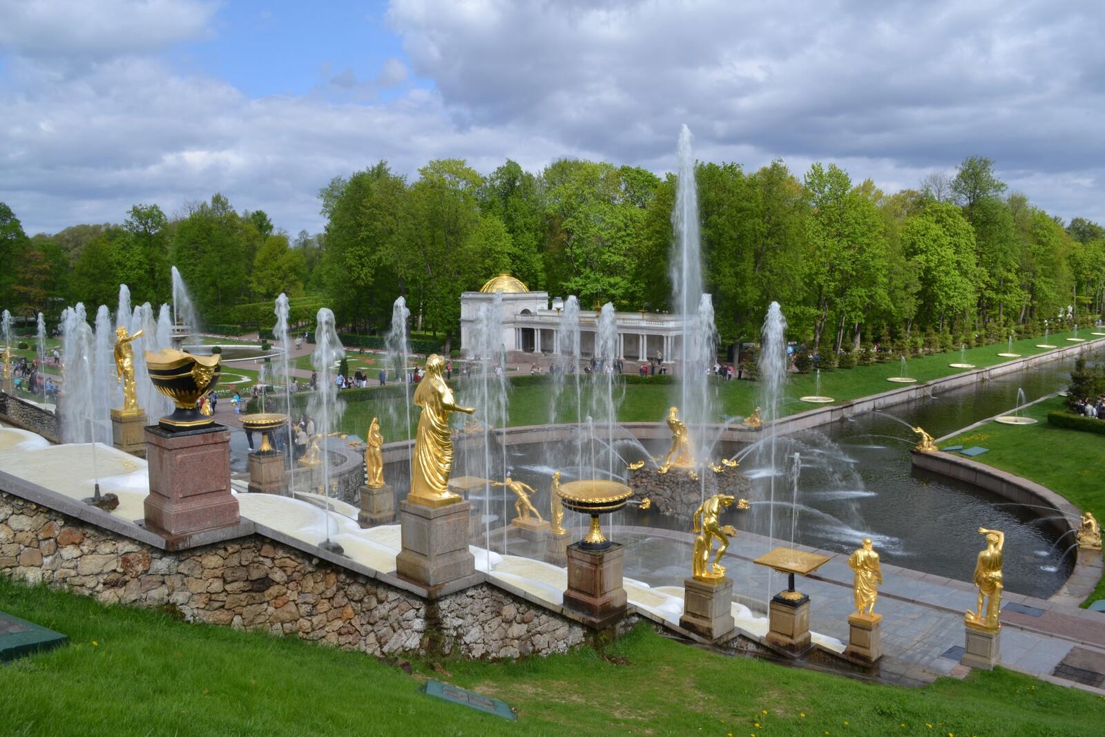 Free photo Swimming pools with fountains in Peterhof