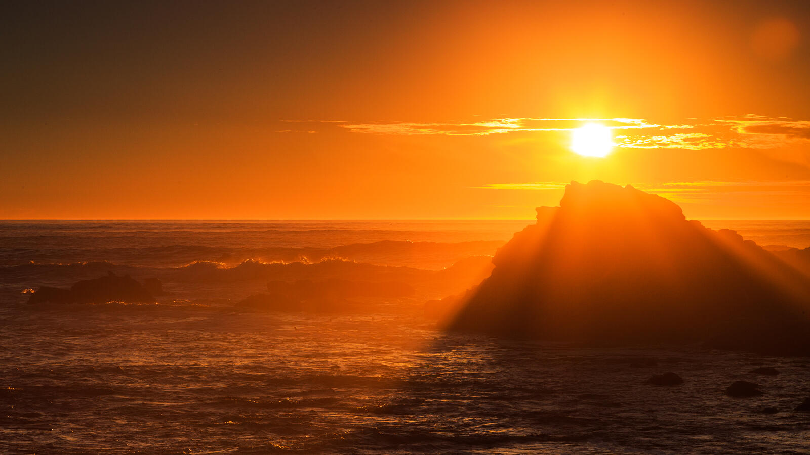 Бесплатное фото Красный закат на морских скалах