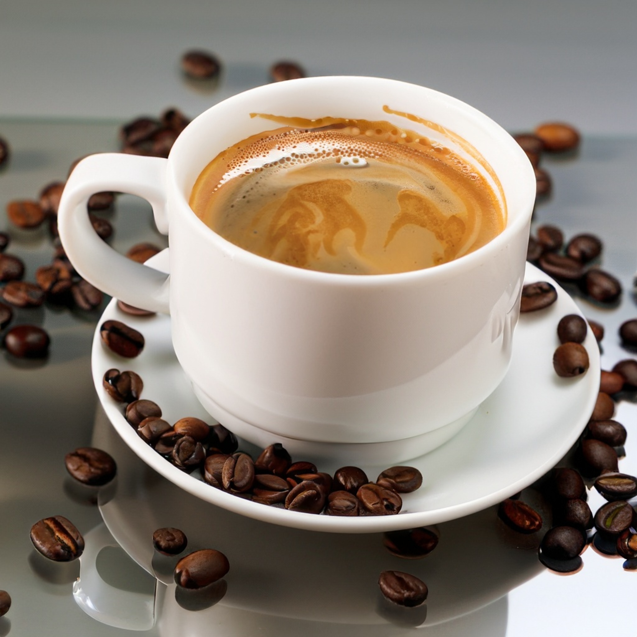 免费照片一杯卡布奇诺咖啡，四周都是咖啡豆。