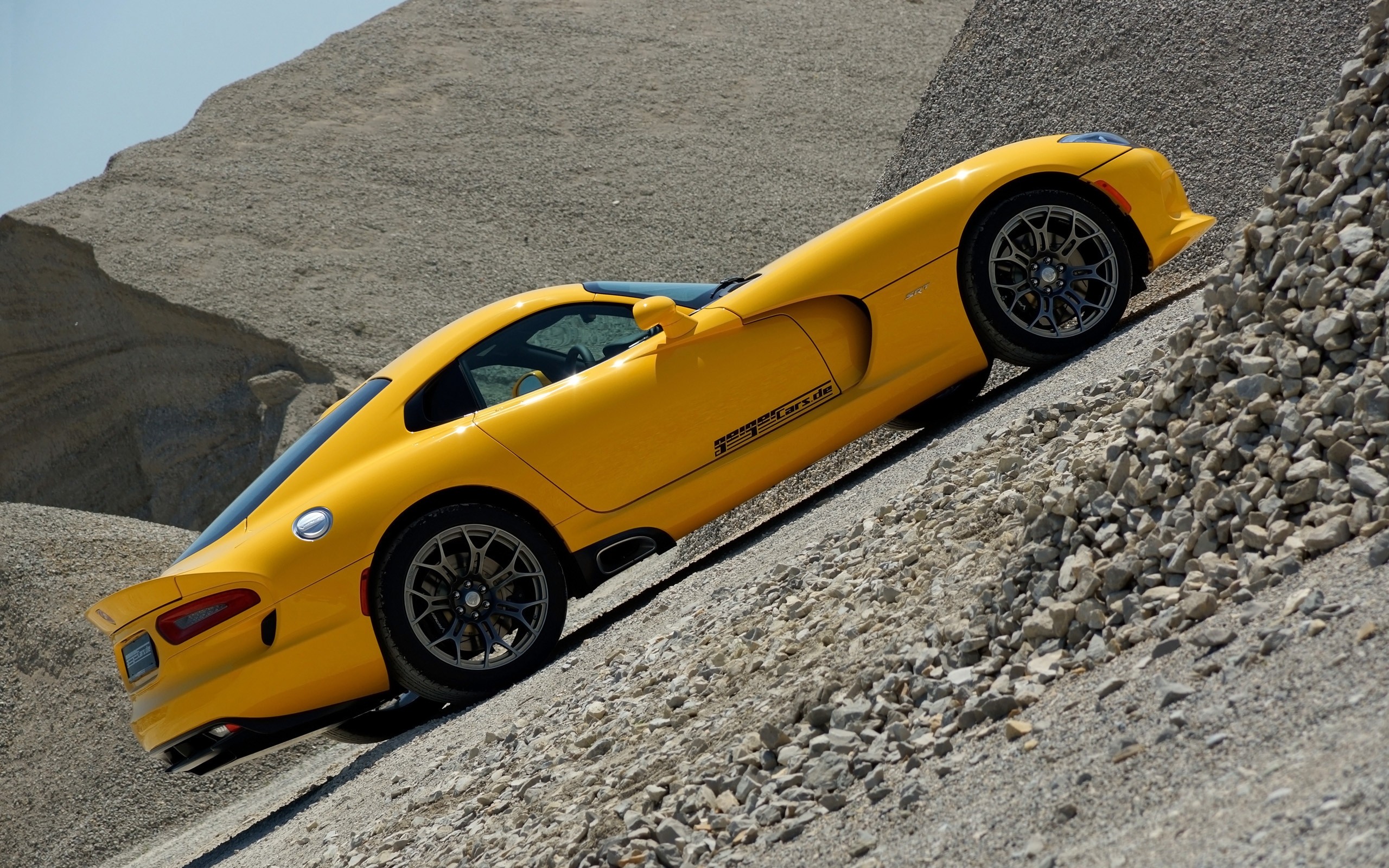 Free photo A yellow Dodge Viper in a rock quarry.
