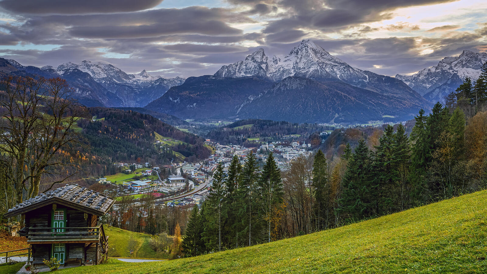 Бесплатное фото Поселок у подножья гор в Баварии