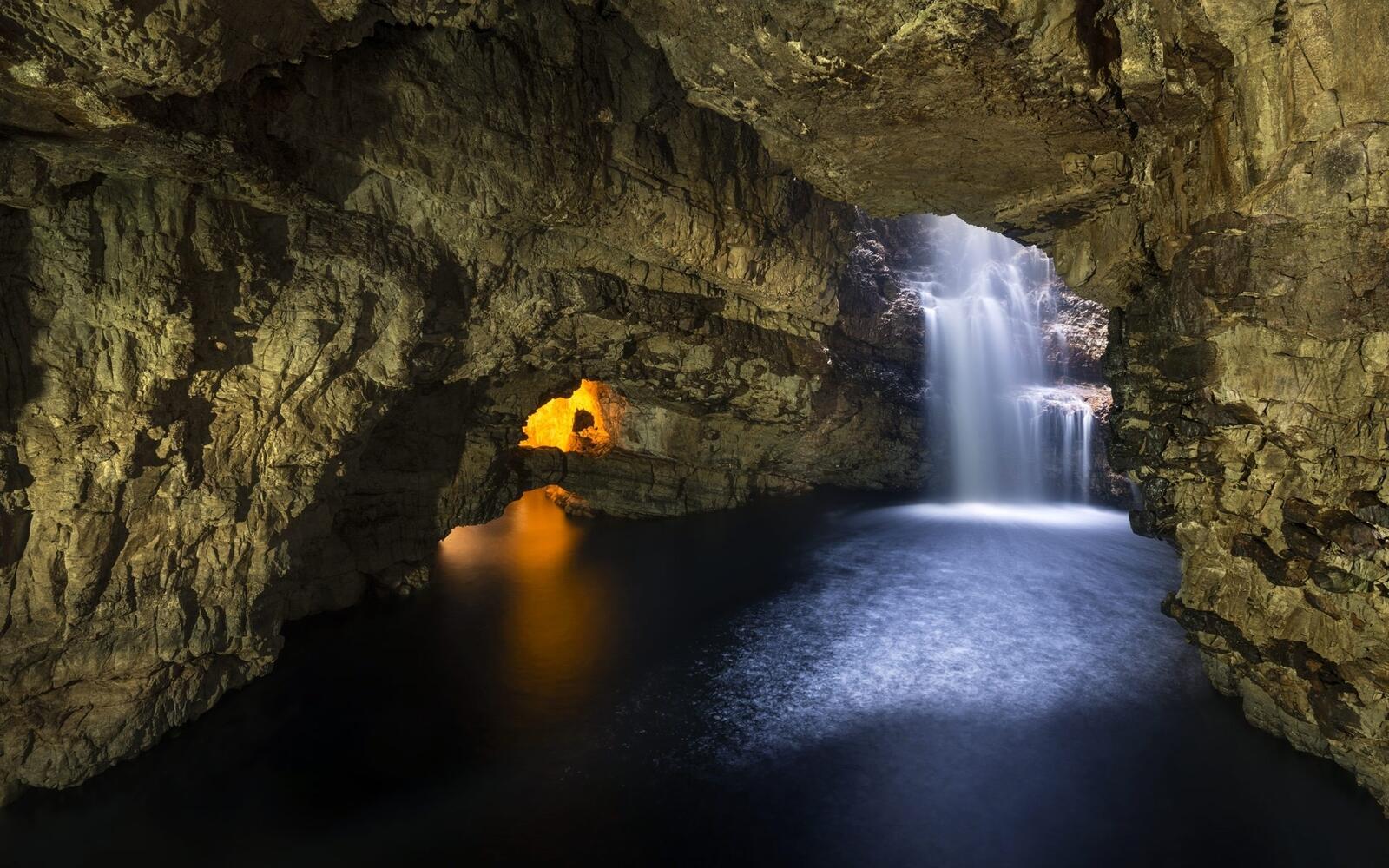 免费照片洪水洞穴中的瀑布