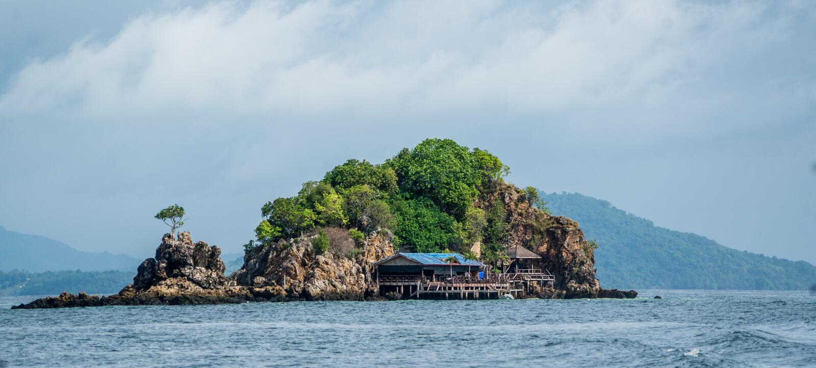 Бесплатное фото Остров окруженный морем в Таиланде