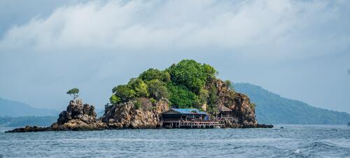 Остров окруженный морем в Таиланде