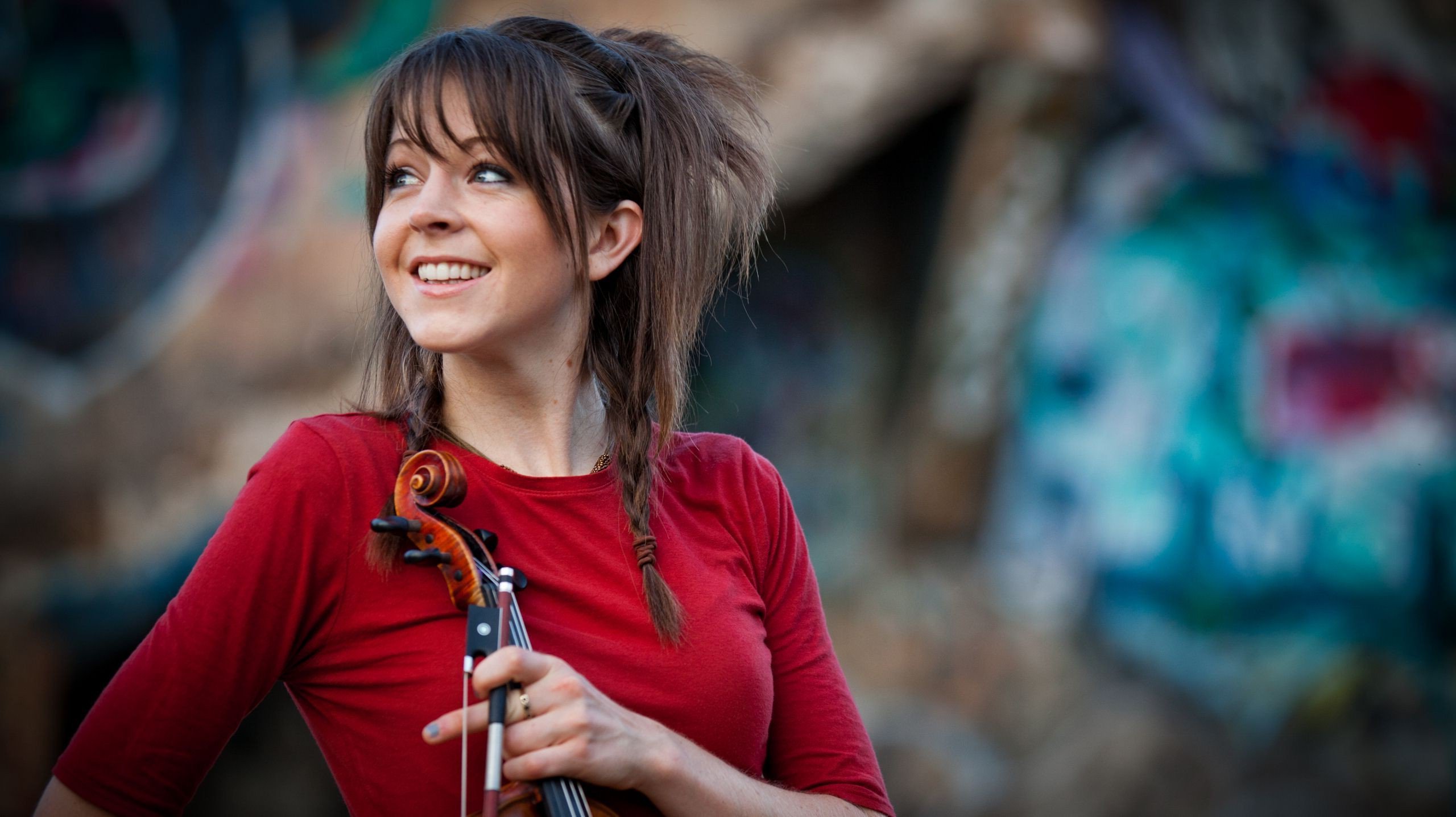 Free photo Lindsey Stirling with a smile on her face