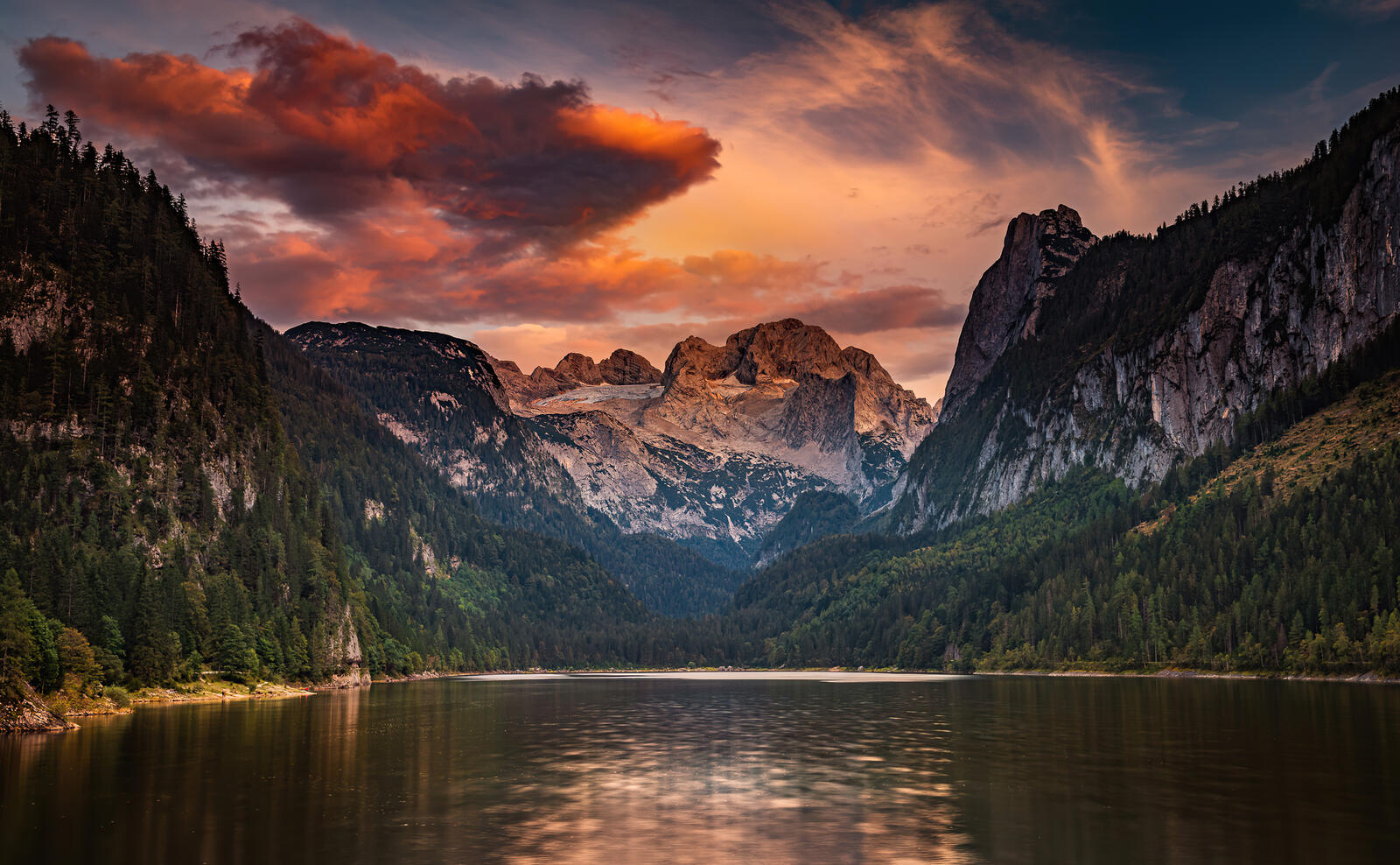 Бесплатное фото Озеро среди скал на закате
