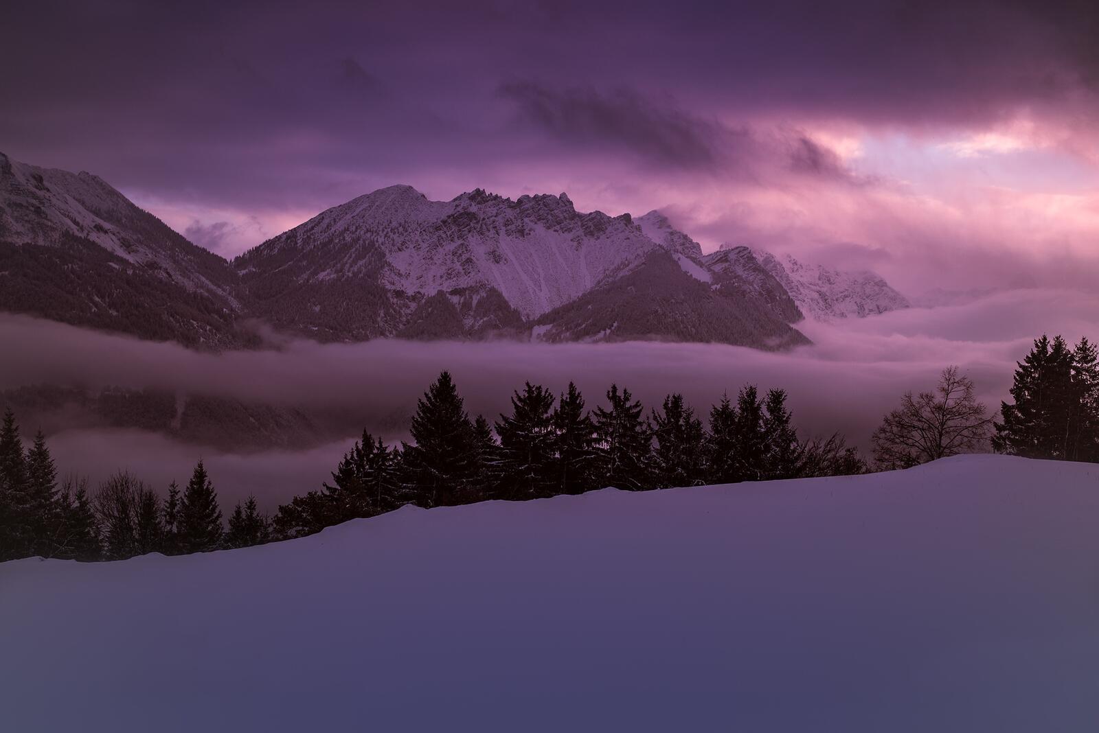 Бесплатное фото Утренний пейзаж в горах на закате