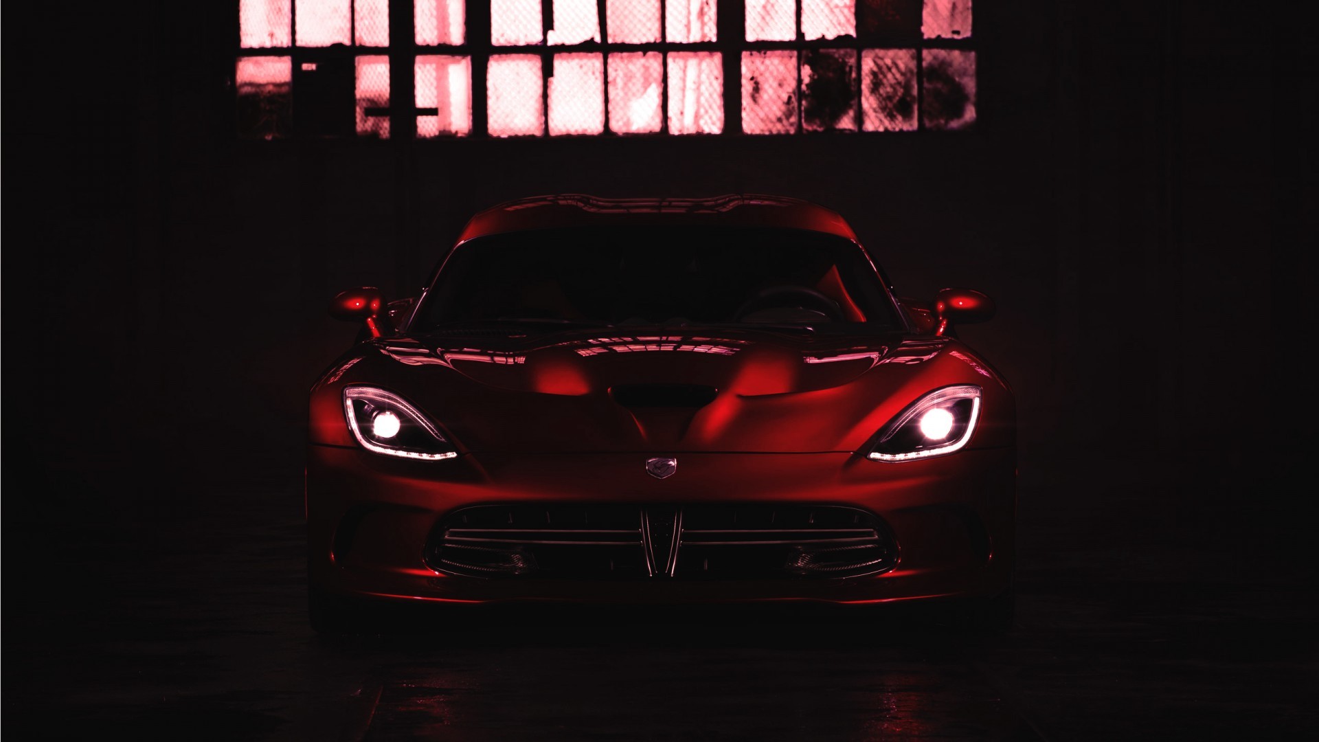 Красный Dodge Viper в темноте